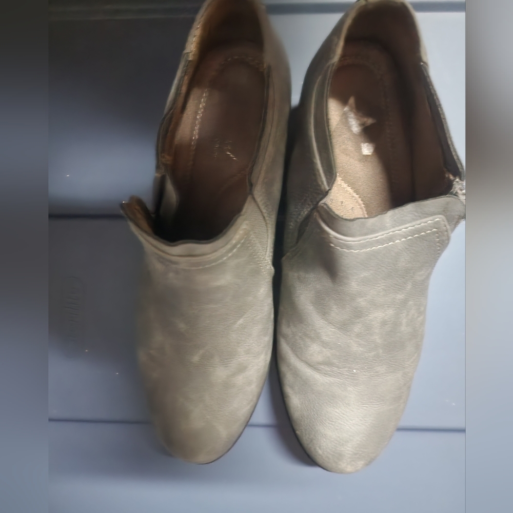 Gray Flats with Suede Finish and Rounded Toe